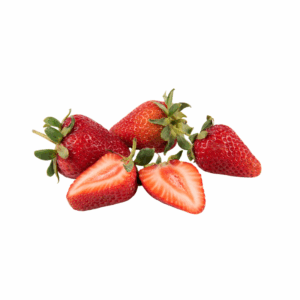 Fresas frescas enteras y cortadas sobre fondo blanco