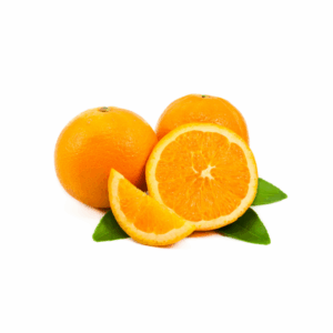 Naranjas enteras y cortadas con hojas verdes