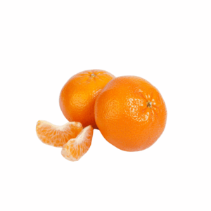 Dos mandarinas y gajos sobre fondo blanco