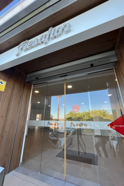 Entrada acristalada de la tienda Freyaflor